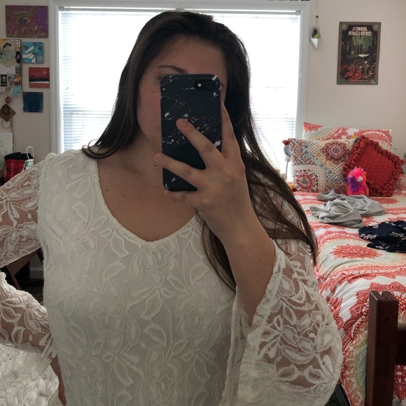 Lace bell-sleeved dress - Picture 2 of 3